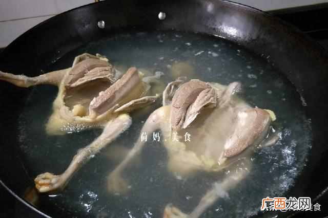 炖鸽子放什么材料补气血？炖鸽子多加这两物，清香微甜，养血补气