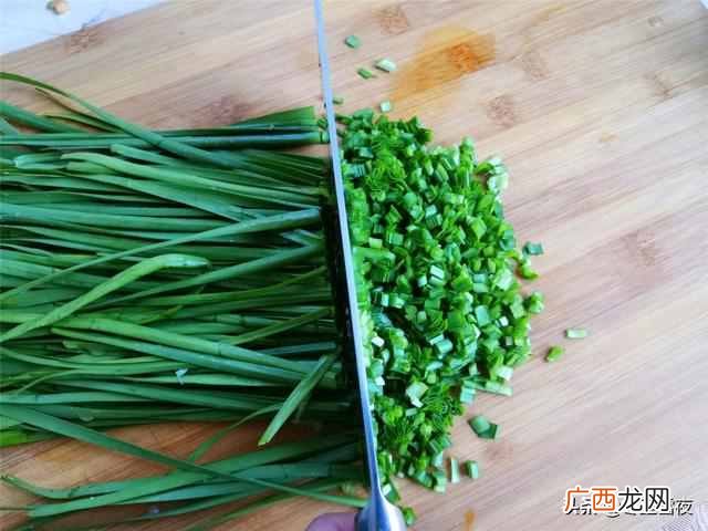 韭菜盒子怎么做皮不硬？做韭菜盒子的小窍门，面皮放一天也不硬