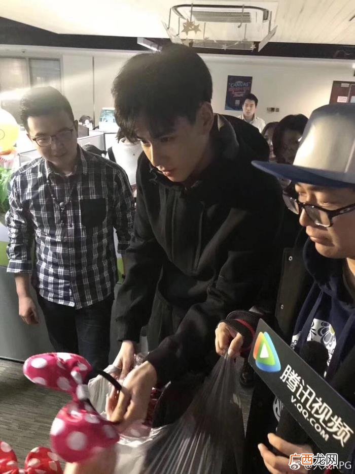 胡一天喜欢，胡一天现身被问喜欢李薇or陈小希