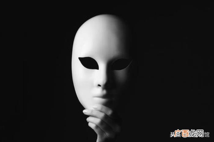 活在充满面具的世界里 戴着面具生活