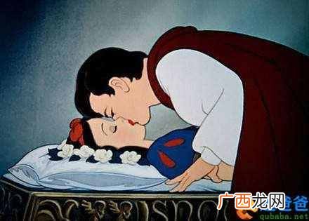 七个小矮人的故事主要讲了什么？格林童话：白雪公主与七个小矮人的