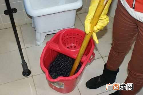 拖完地有水印怎么办？拖地干后总是有水渍？试试在水里加点料