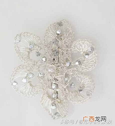 绑头发的方法？自己绑头发的简单方法