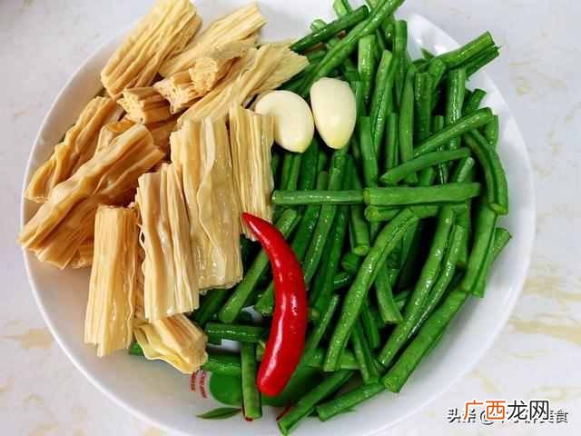 这款形状像柳树根须的是什么菜？