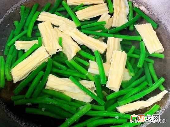 这款形状像柳树根须的是什么菜？