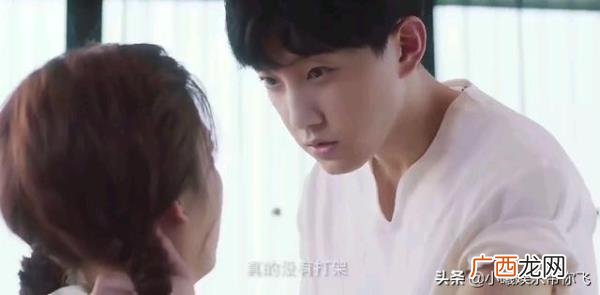 霸道首席的冷艳女保镖，霸道总裁和女保镖的奇妙爱情故事