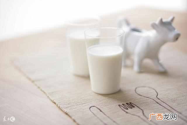 牛奶不宜与何种水果同食