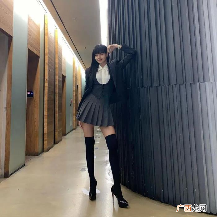 宋茜过膝靴，宋茜短裙+Lisa过膝靴=怪好看的你也行
