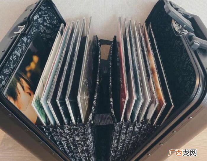 邓紫棋唱片，邓紫棋晒周杰伦送的全套签名黑胶唱片