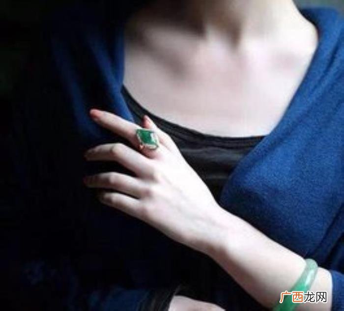 范冰冰翡翠，详解范冰冰戴翡翠戒指六年不换之谜