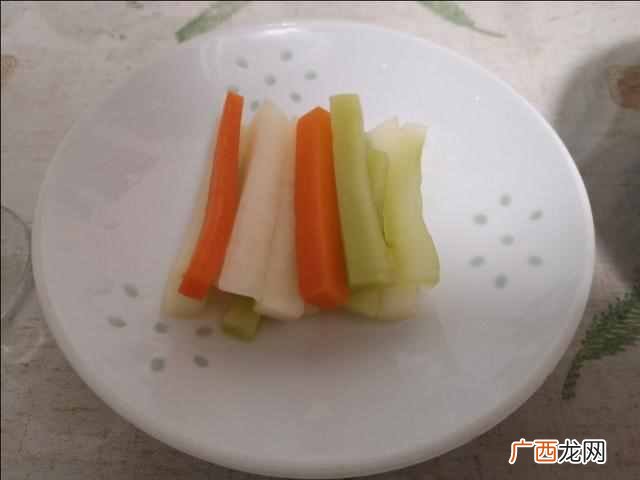 给自己做个简易早餐，加上泡菜，更美味