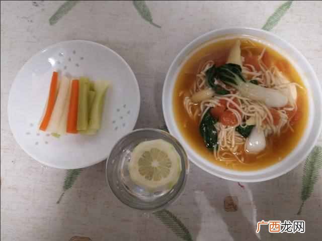 给自己做个简易早餐，加上泡菜，更美味