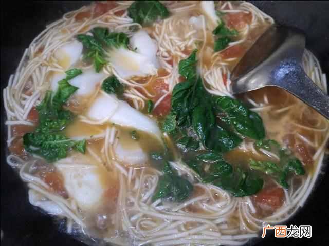 给自己做个简易早餐，加上泡菜，更美味