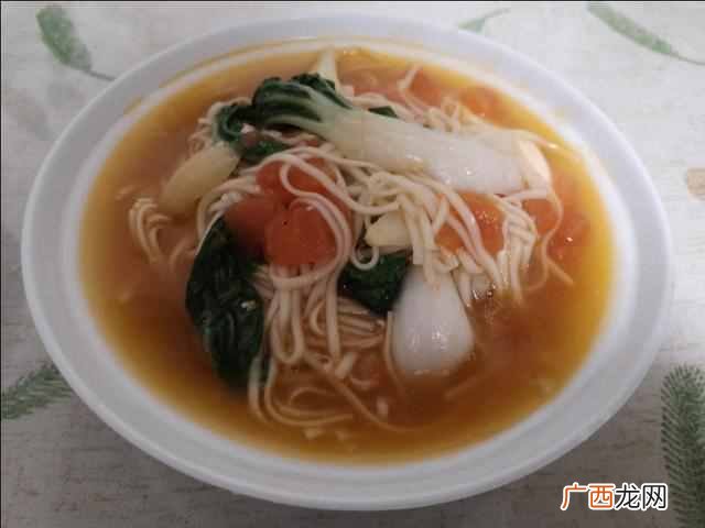 给自己做个简易早餐，加上泡菜，更美味
