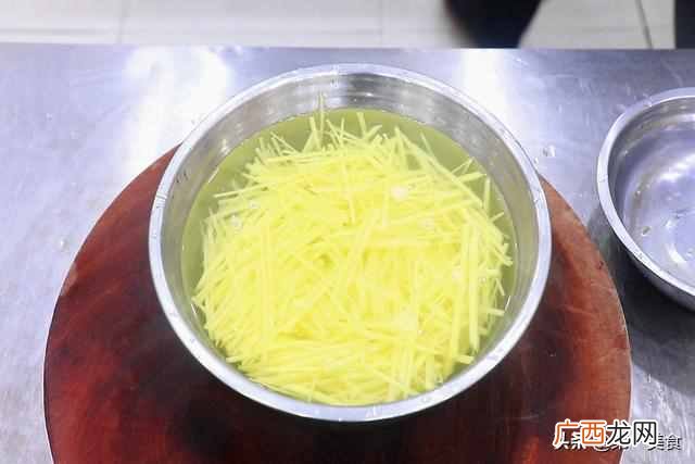 饭店的酸辣土豆丝为啥好吃？