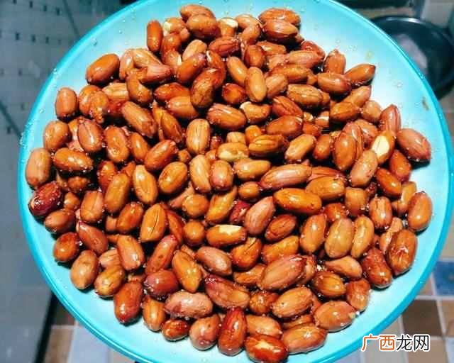 炸花生米时,直接下锅不对!教你一招,花生焦香酥脆