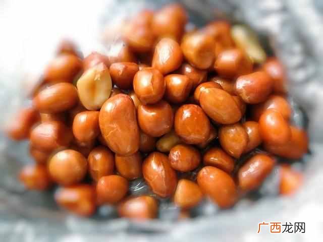 炸花生米时,直接下锅不对!教你一招,花生焦香酥脆