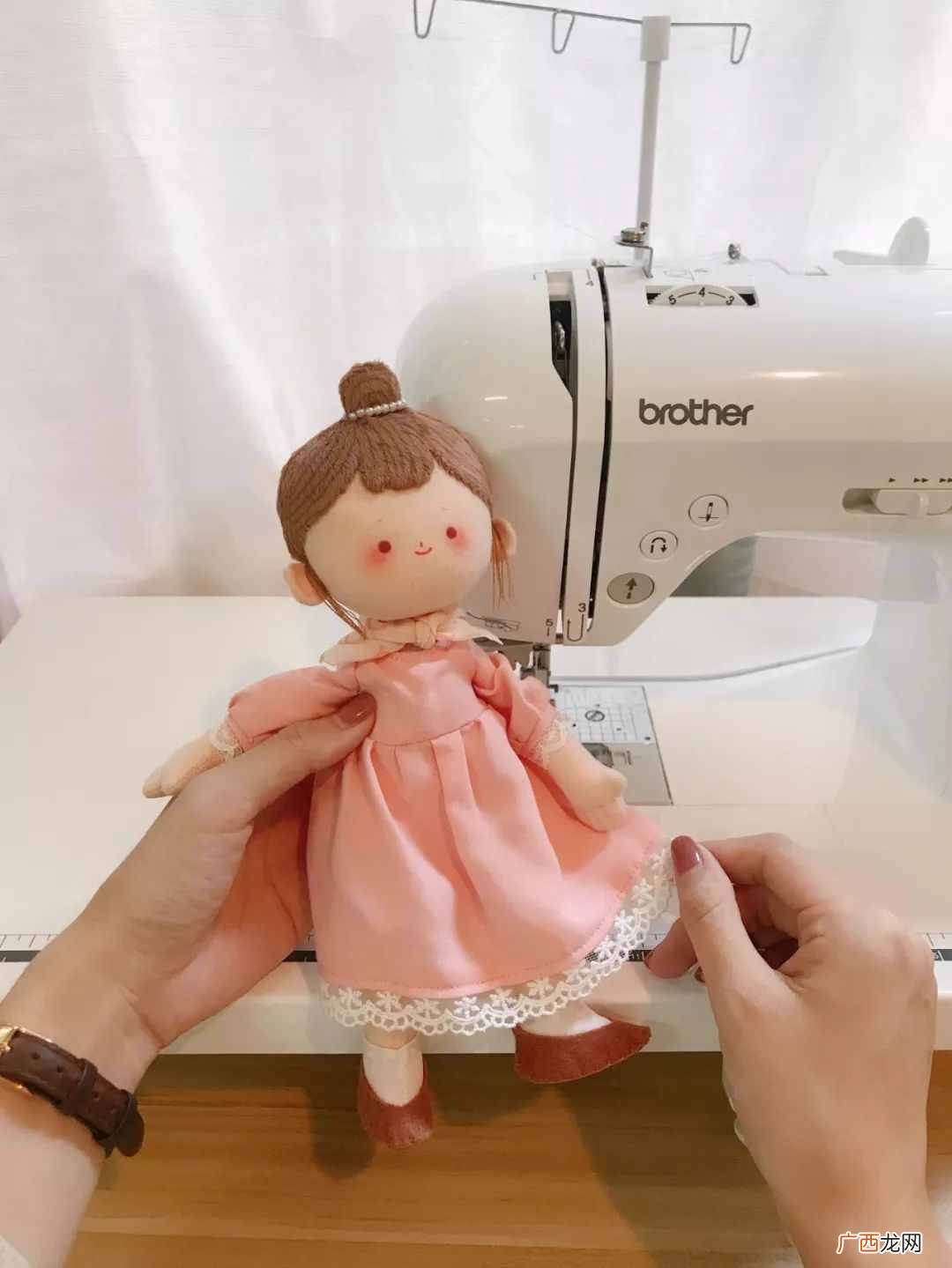 在家里手工赚钱？10年缝制上千个娃娃，在家玩手工赚钱
