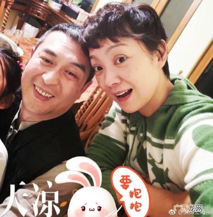 王海燕微博,王海燕微博晒与老公张嘉译合照感情好