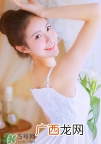 化完妆脸上出油是什么原因？化完妆脸上出油怎么办？
