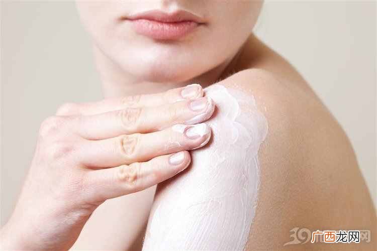 胳膊上有小疙瘩？手臂上粗糙的”小疙瘩”，怎么去除？