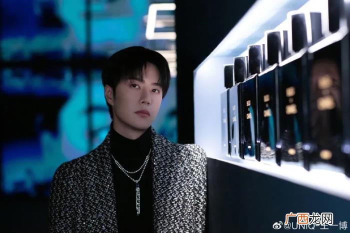王一博同款，某班级疑被要求买王一博同款羽绒服