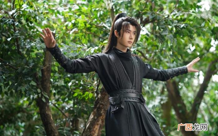 王一博同款，某班级疑被要求买王一博同款羽绒服