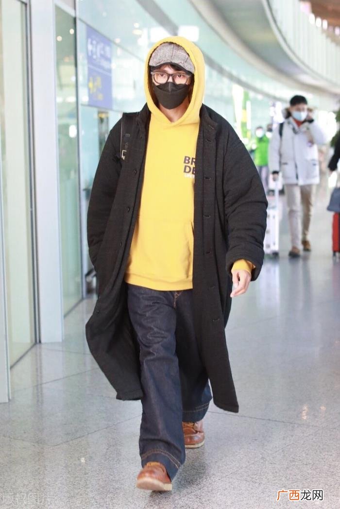 陈坤的穿搭，陈坤穿黄色连帽卫衣外搭黑色风衣现身机场