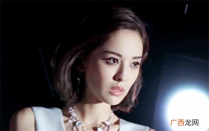 陈伟霆娜扎，娜扎陈伟霆身穿情侣装登上杂志封面
