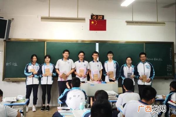 班级门口展示牌图片，小小电子班牌展示班级大文化