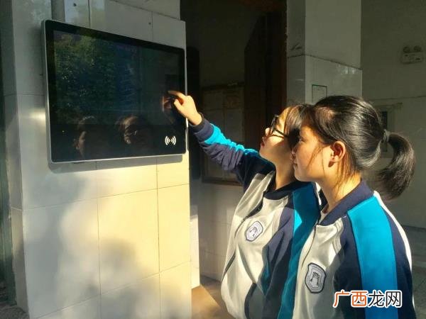 班级门口展示牌图片，小小电子班牌展示班级大文化