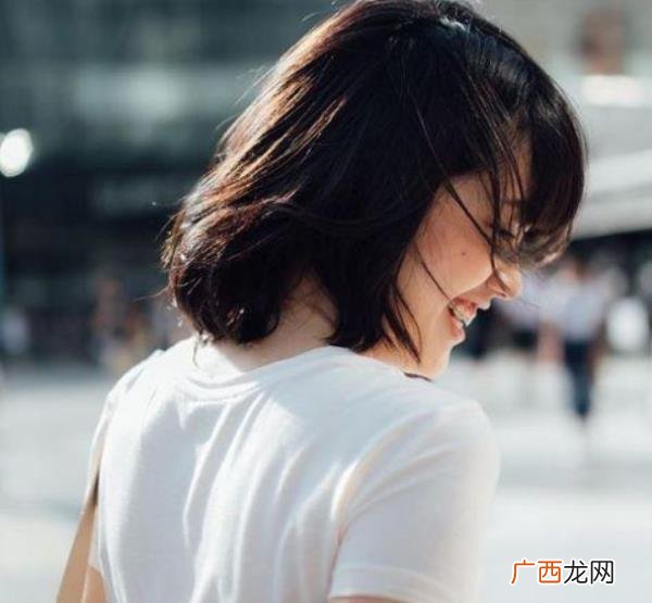 班里男生喜欢自己表现，但是深受男生关注和喜欢