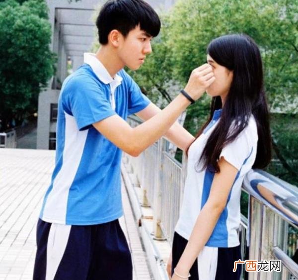 班里男生喜欢自己表现，但是深受男生关注和喜欢