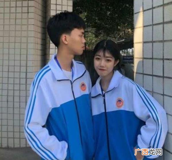 班里男生喜欢自己表现，但是深受男生关注和喜欢