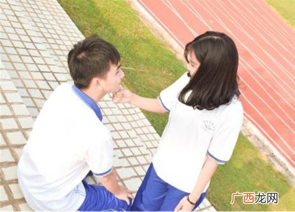 班里男生喜欢自己表现，但是深受男生关注和喜欢