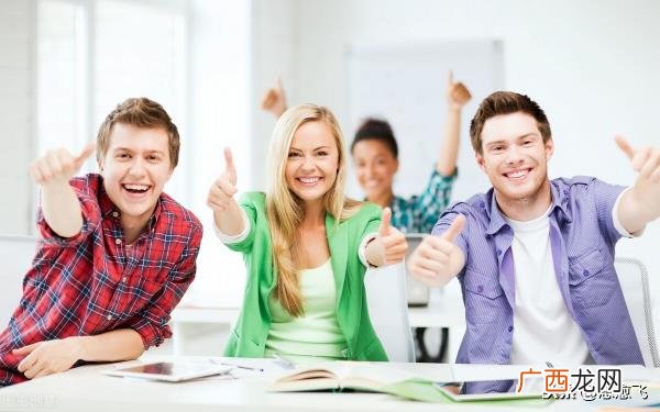 班里有个男生喜欢我怎么办，被两个男同学同时喜欢