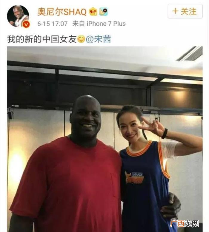 奥尼尔跟他女友合照，400斤奥尼尔与90斤小女友海边度假