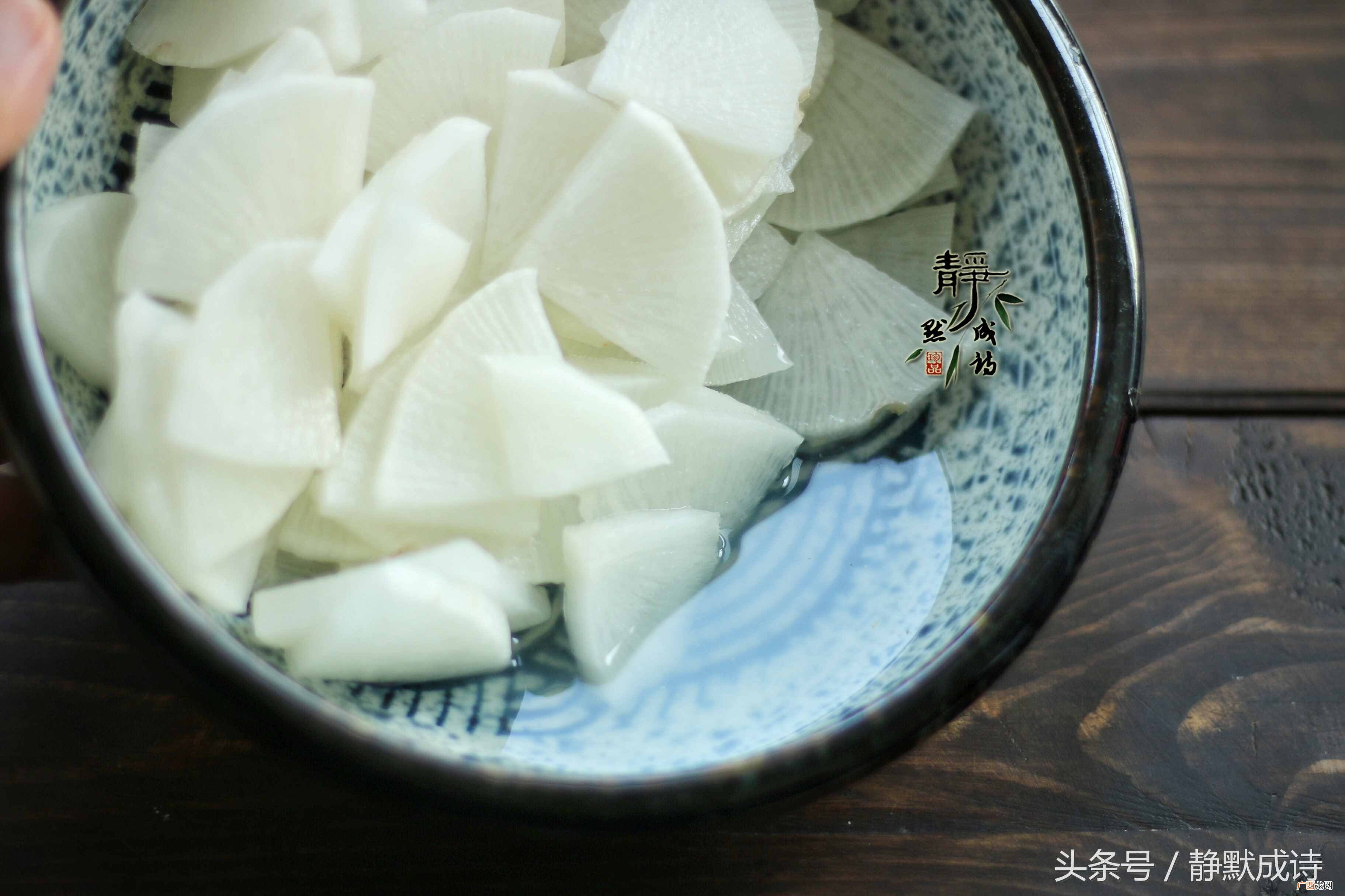 萝卜咸菜的腌制方法？白萝卜咸菜这样腌，两个小时就能吃