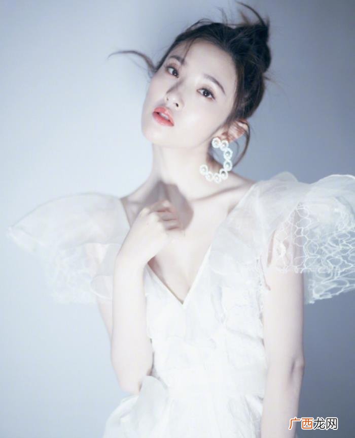 唐艺昕礼服，唐艺昕穿白色薄纱礼服像个人间仙女