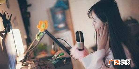 直播怎么赚钱的？直播是怎么挣钱的？靠这个，一天挣一万的普通人数