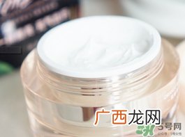 先用防晒喷雾还是素颜霜？素颜霜防晒喷雾使用顺序