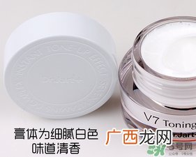 先用防晒喷雾还是素颜霜？素颜霜防晒喷雾使用顺序