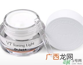 先用防晒喷雾还是素颜霜？素颜霜防晒喷雾使用顺序