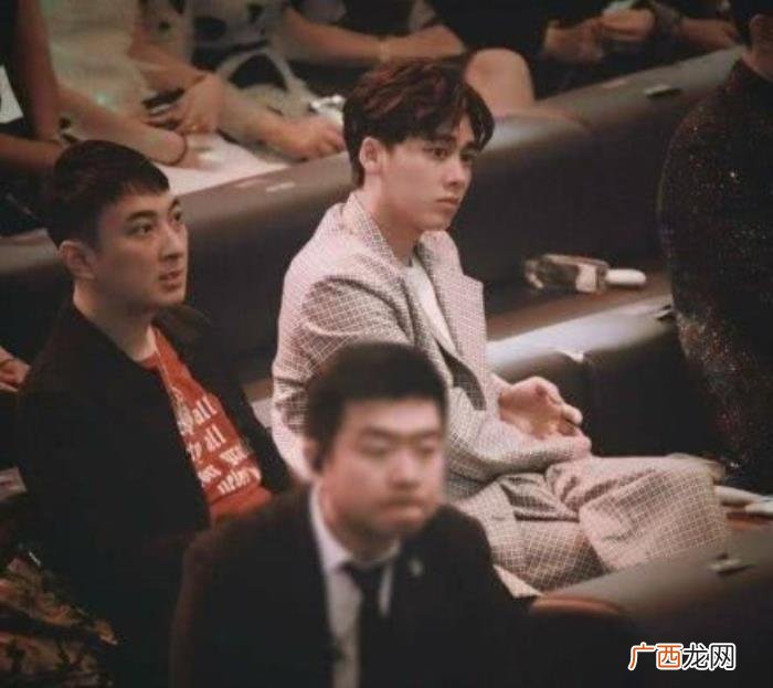 李易峰捏王，不正经干部李易峰捏王思聪的脸满是宠溺