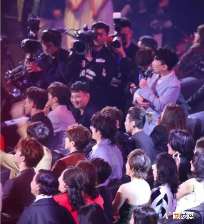 李易峰捏王，不正经干部李易峰捏王思聪的脸满是宠溺