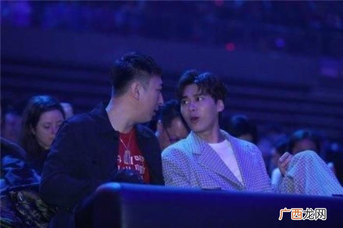 李易峰捏王，不正经干部李易峰捏王思聪的脸满是宠溺