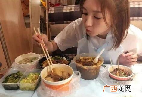 约妹子吃饭微信怎么说 微信上怎么约女生吃饭