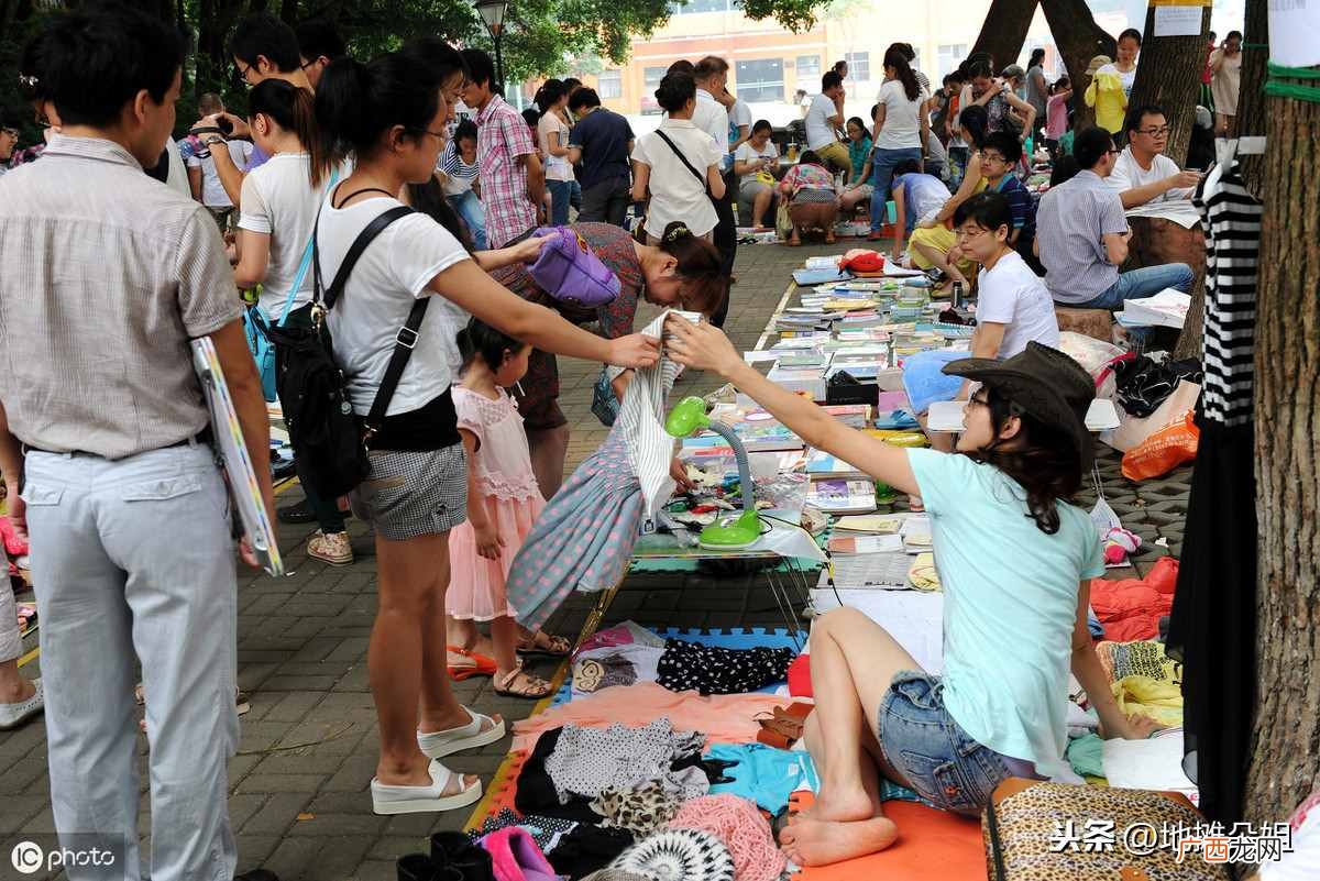 卖衣服赚钱吗？摆地摊卖衣服赚钱么？
