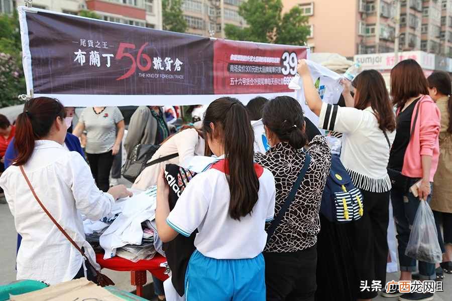 卖衣服赚钱吗？摆地摊卖衣服赚钱么？