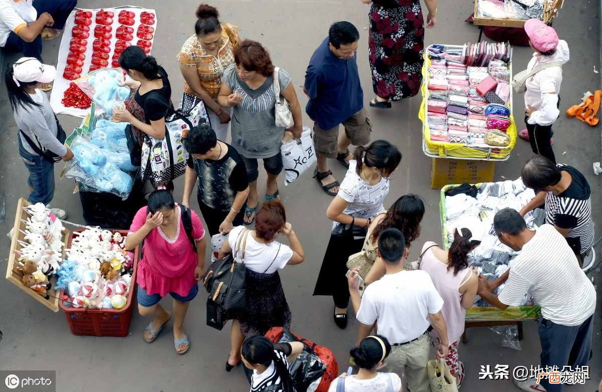 卖衣服赚钱吗？摆地摊卖衣服赚钱么？